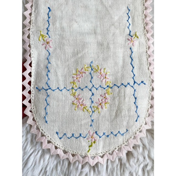 Vintage 1950s embroidered table runner - Picture 2 of 5
